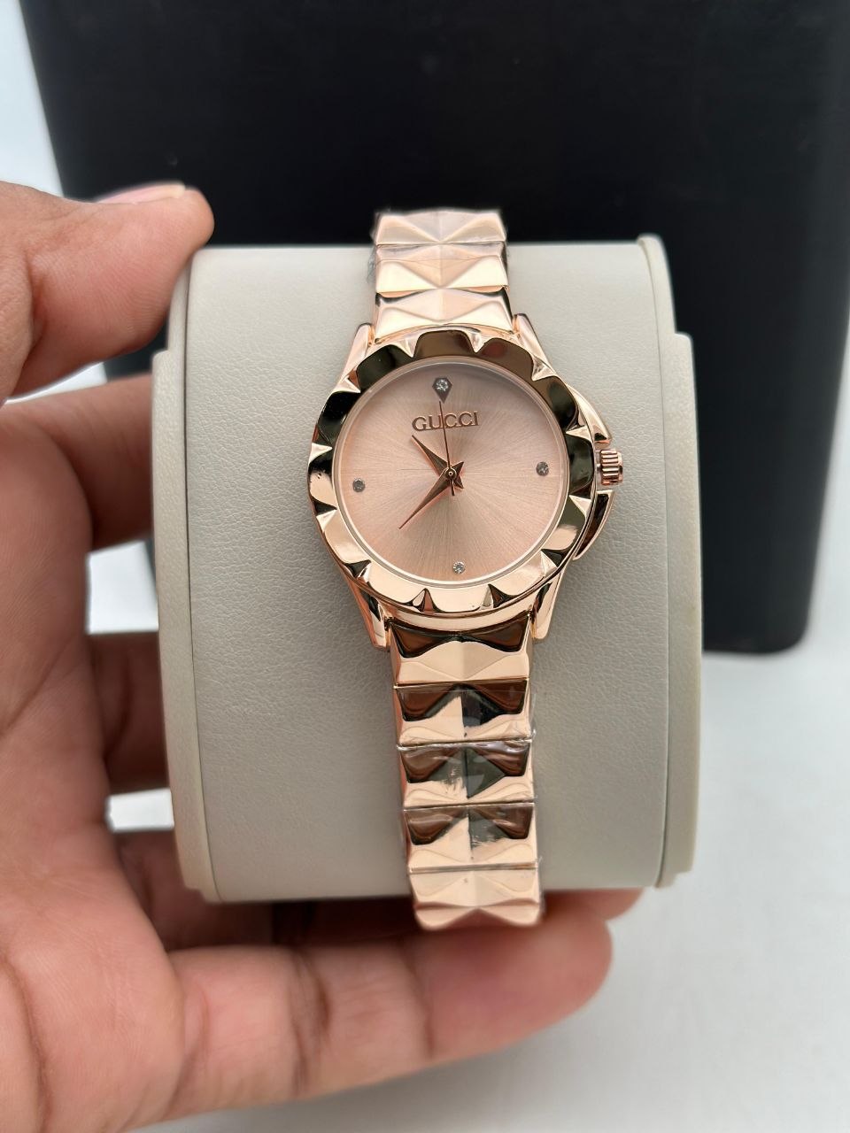 Gucci Women's Watch – Elegant Luxury-Inspired Ladies Timepiece with Quartz Movement Gucci women's watch featuring an elegant luxury-inspired design, stylish dial, reliable quartz movement, and sophisticated feminine styling suitable for everyday and occasion wear.