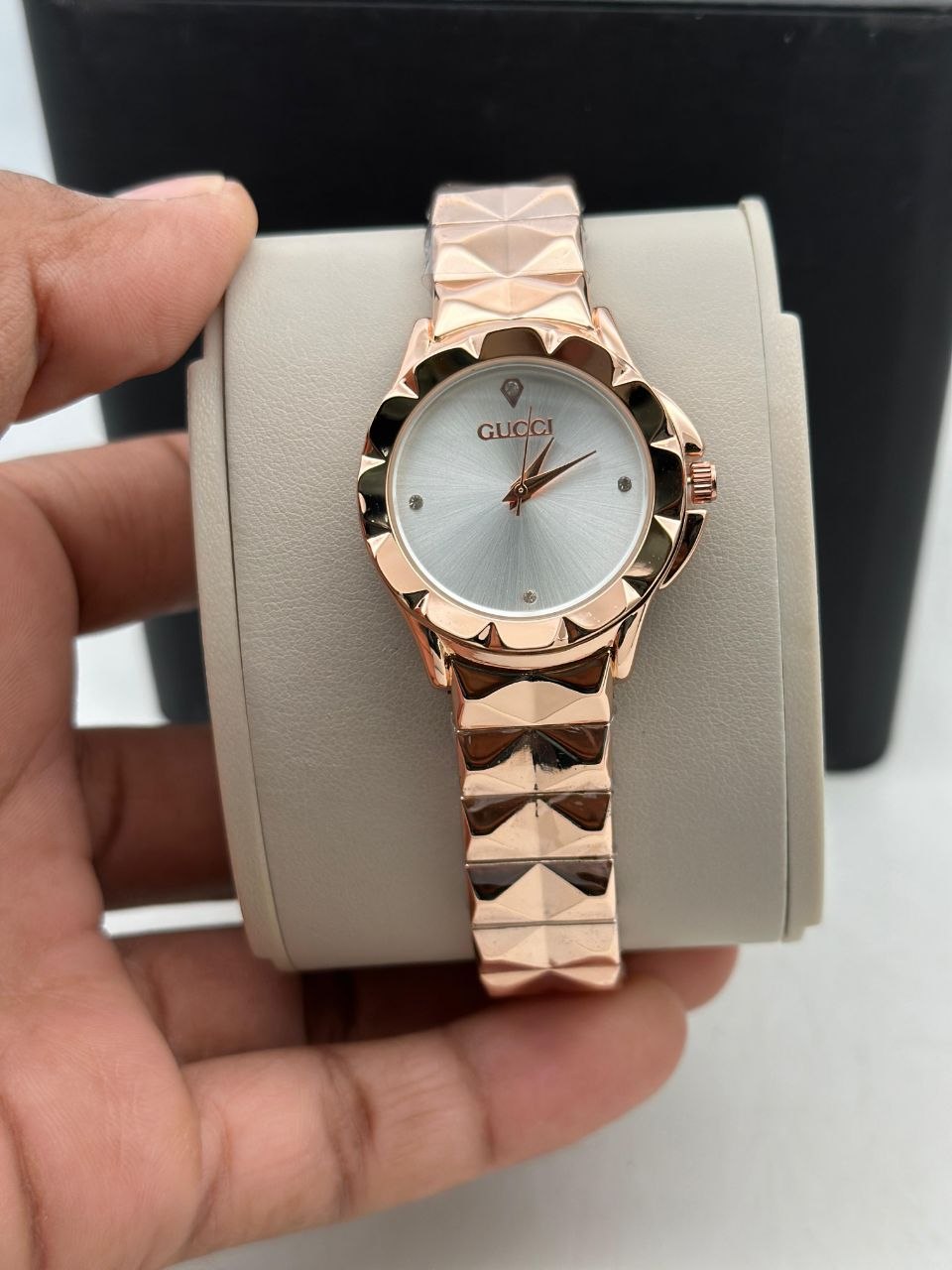 Gucci Women’s Watch – Elegant Luxury-Inspired Ladies Timepiece with Quartz Movement Gucci women's watch featuring an elegant luxury-inspired design, stylish dial, reliable quartz movement, and sophisticated feminine styling suitable for everyday and occasion wear.