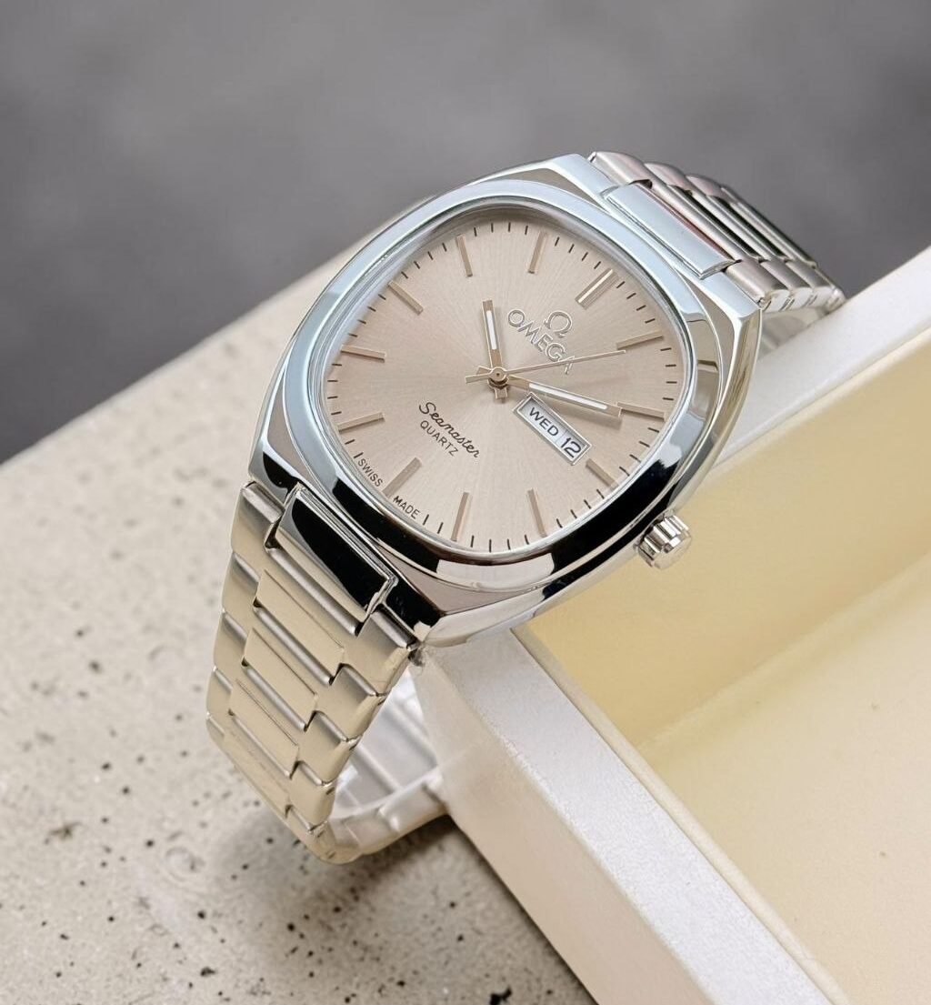 Burberry Women’s Watch – Elegant Date Display Watch with Classic Luxury Styling Omega men's analog watch featuring a classic round case, stainless steel chain bracelet, working day and date display, quartz movement, and luxury-inspired styling.