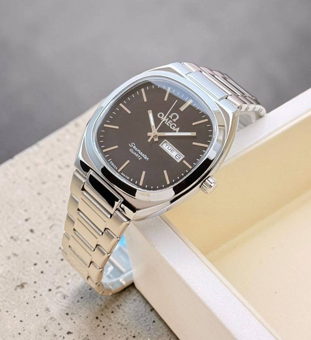 Omega Men's Analog Watch – Day & Date Display with Stainless Steel Chain & Quartz Movement Omega men's analog watch featuring a classic round case, stainless steel chain bracelet, working day and date display, quartz movement, and luxury-inspired styling.