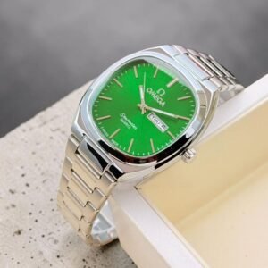 Burberry Women's Watch – Elegant Date Display Watch with Classic Luxury Styling